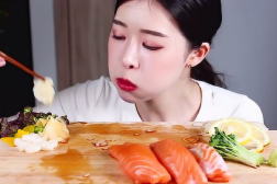 戴眼罩的小姐姐吃三文鱼